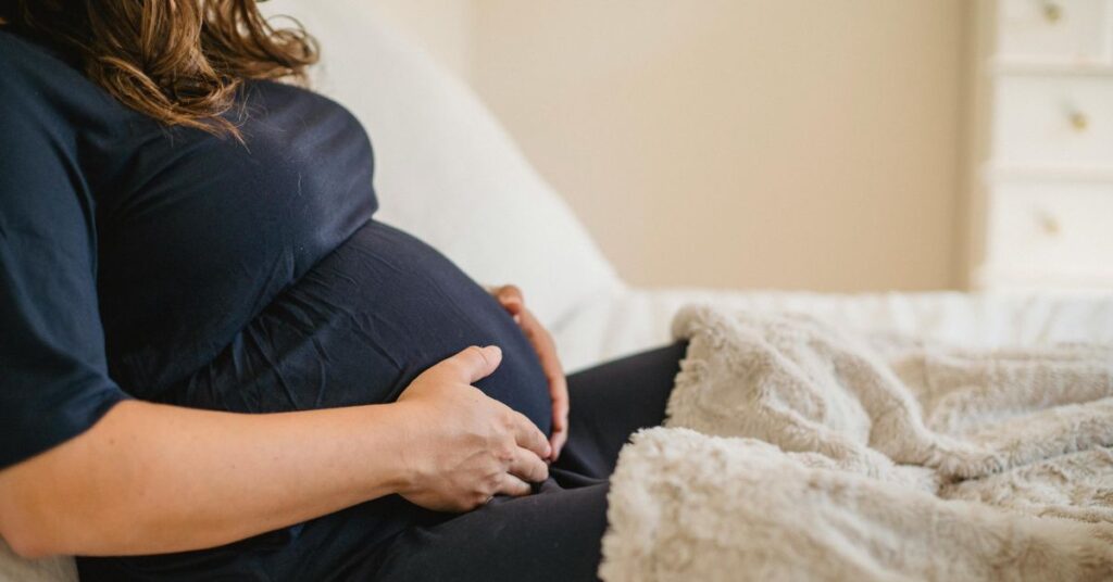 mulher grávida em casa representando estabilidade para gestantes no trabalho