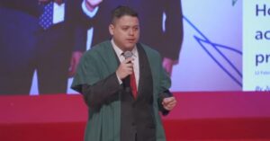 Cearense se torna o 1º estudante brasileiro a discursar na Universidade de Hong Kong