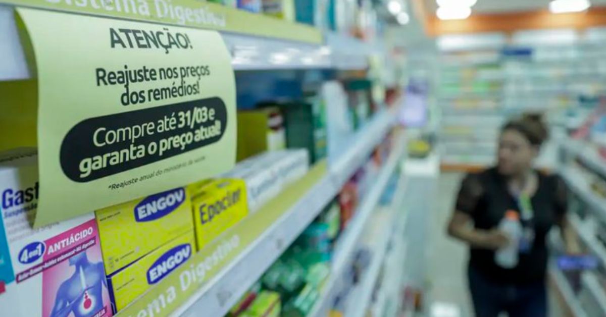 farmácia dentro do supermercado com prateleiras de medicamentos e aviso de preços