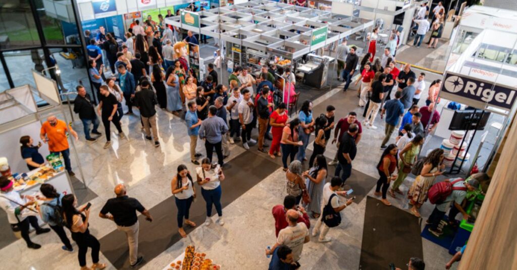 Público circula pelos estandes durante a Feira da Indústria no Ceará