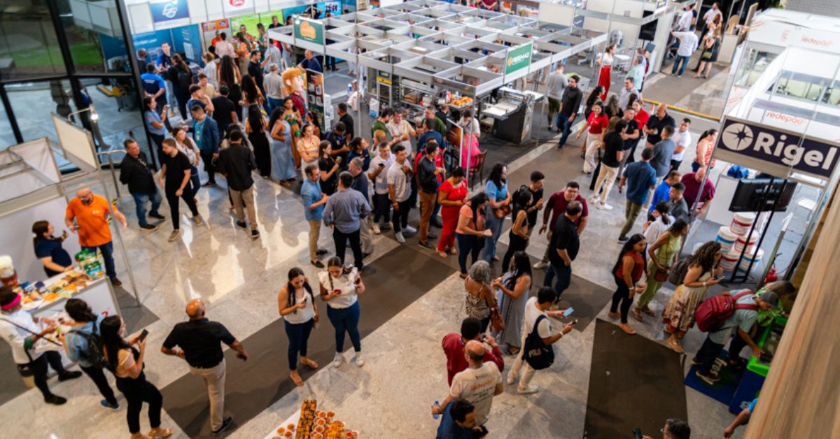 Público circula pelos estandes durante a Feira da Indústria no Ceará