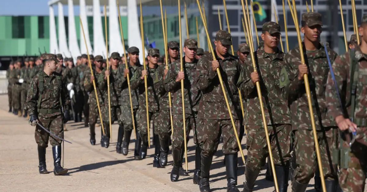 formação militar com soldados em treinamento nas Forças Armadas