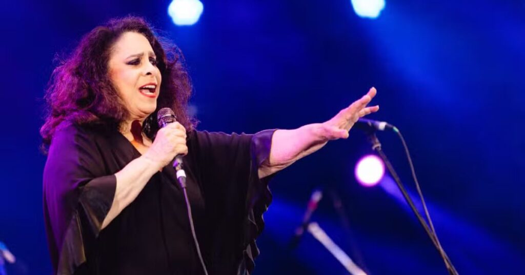 Gal, o Musical em cartaz em São Paulo com atriz caracterizada como Gal Costa no palco