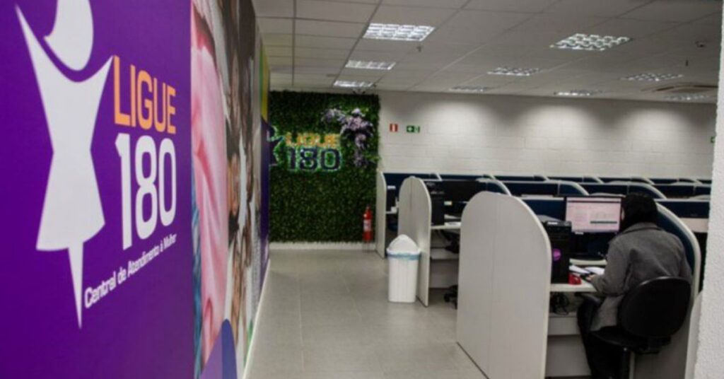 Central de atendimento do Ligue 180 usada no apoio à identificação de tráfico de pessoas