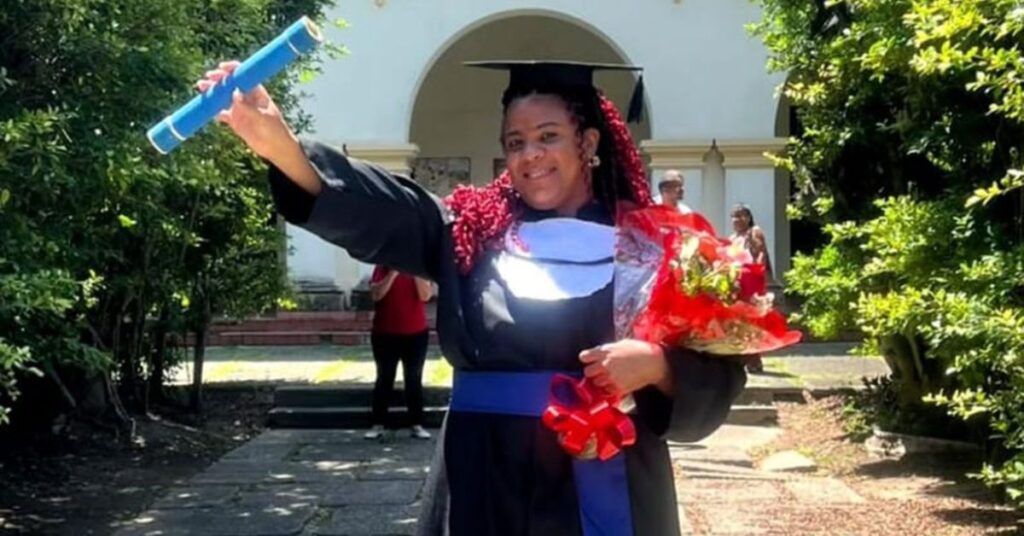 inclusão trans na educação com estudante celebrando formatura em universidade pública