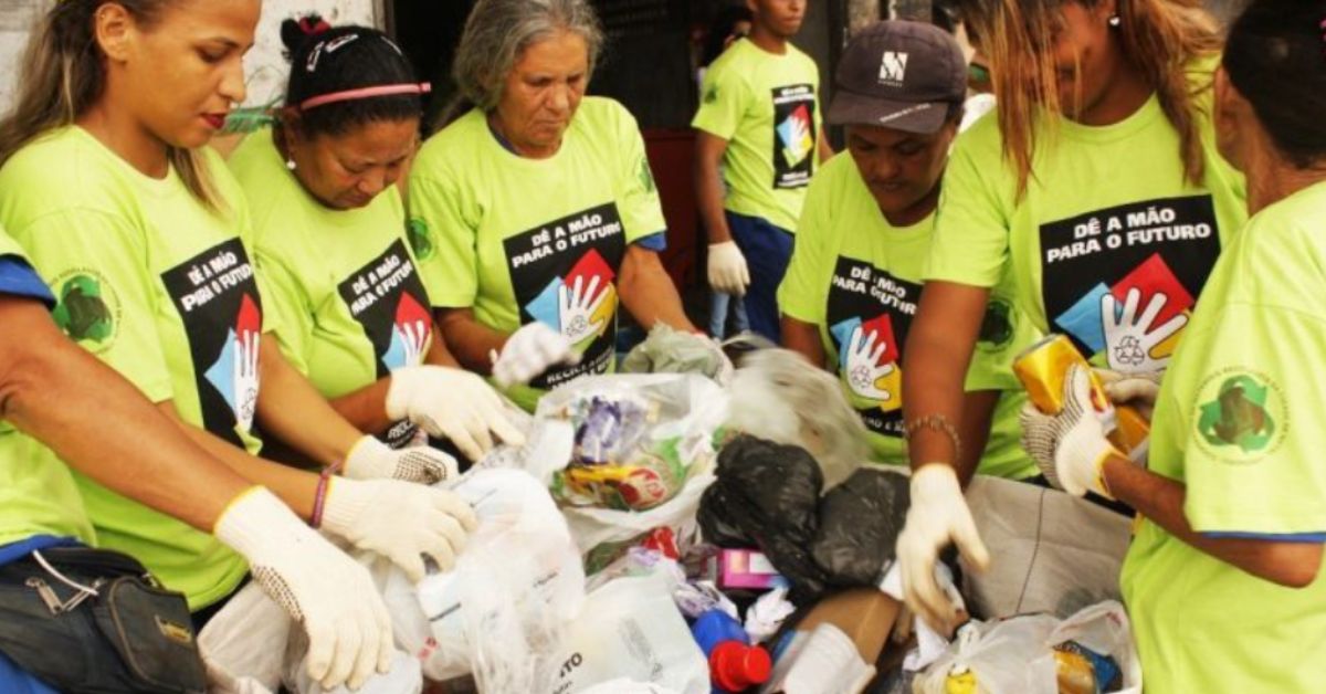Catadores organizam materiais recicláveis em cooperativa após anúncio de isenção imposto para catadores