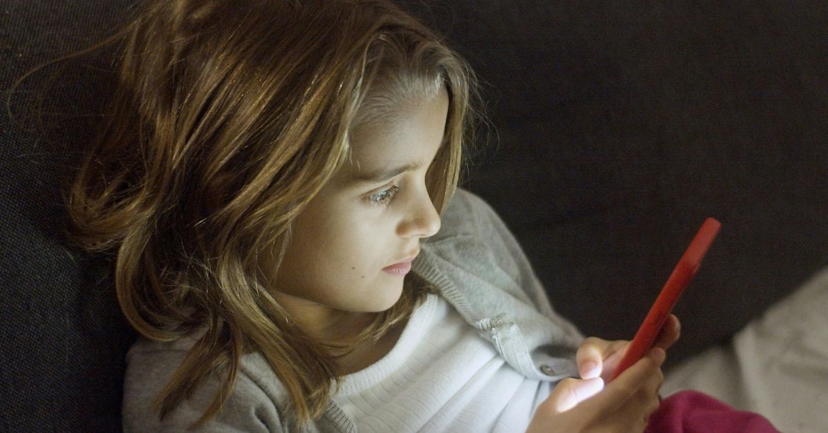 Jogos perigosos para criança e uso de celular por crianças em ambiente doméstico