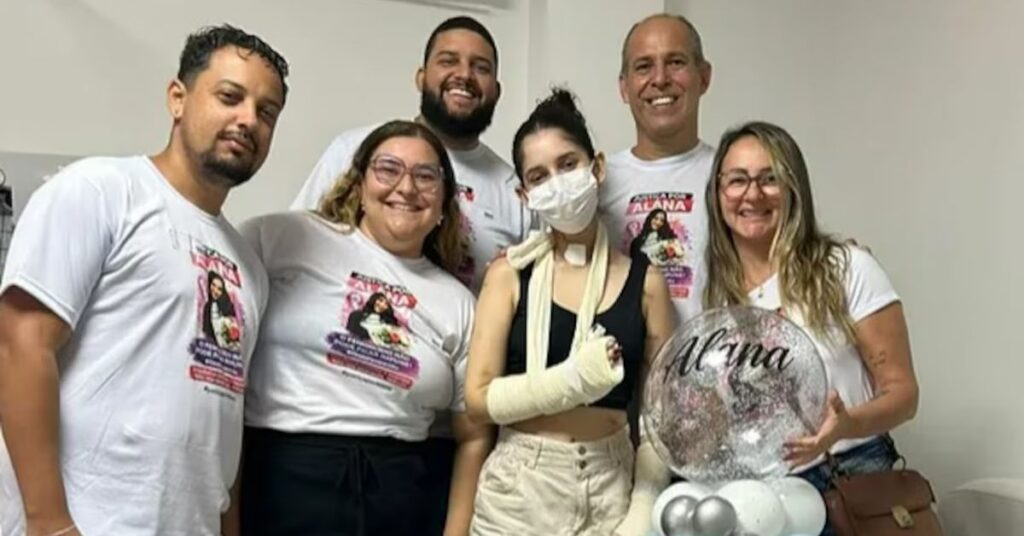 Jovem recebe alta após ataque no RJ e posa com familiares após deixar hospital em São Gonçalo