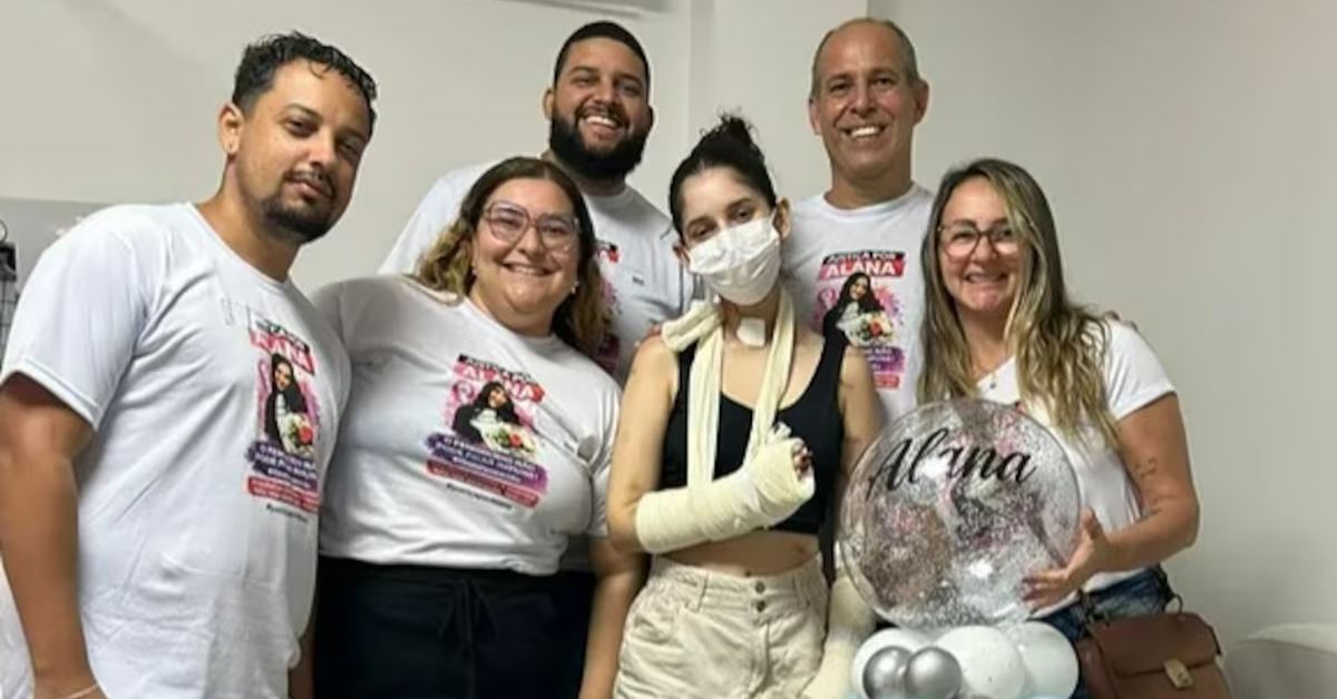 Jovem recebe alta após ataque no RJ e posa com familiares após deixar hospital em São Gonçalo