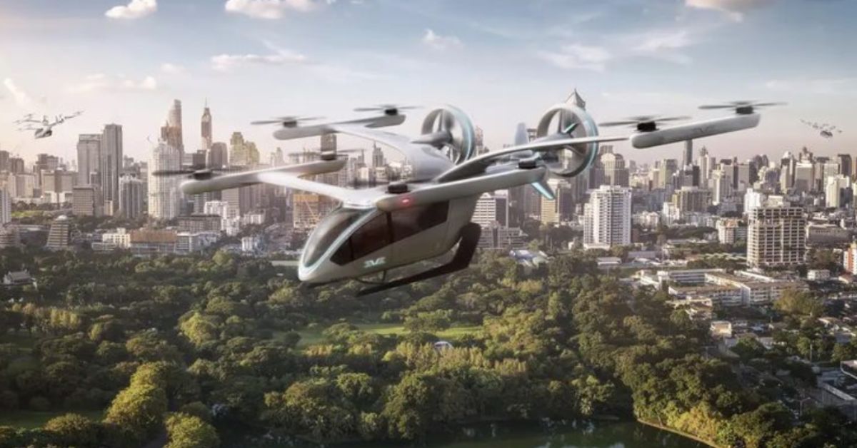 aeronave eVTOL sobrevoa cidade em cenário que representa a futura operação com licença para carros voadores no Brasil