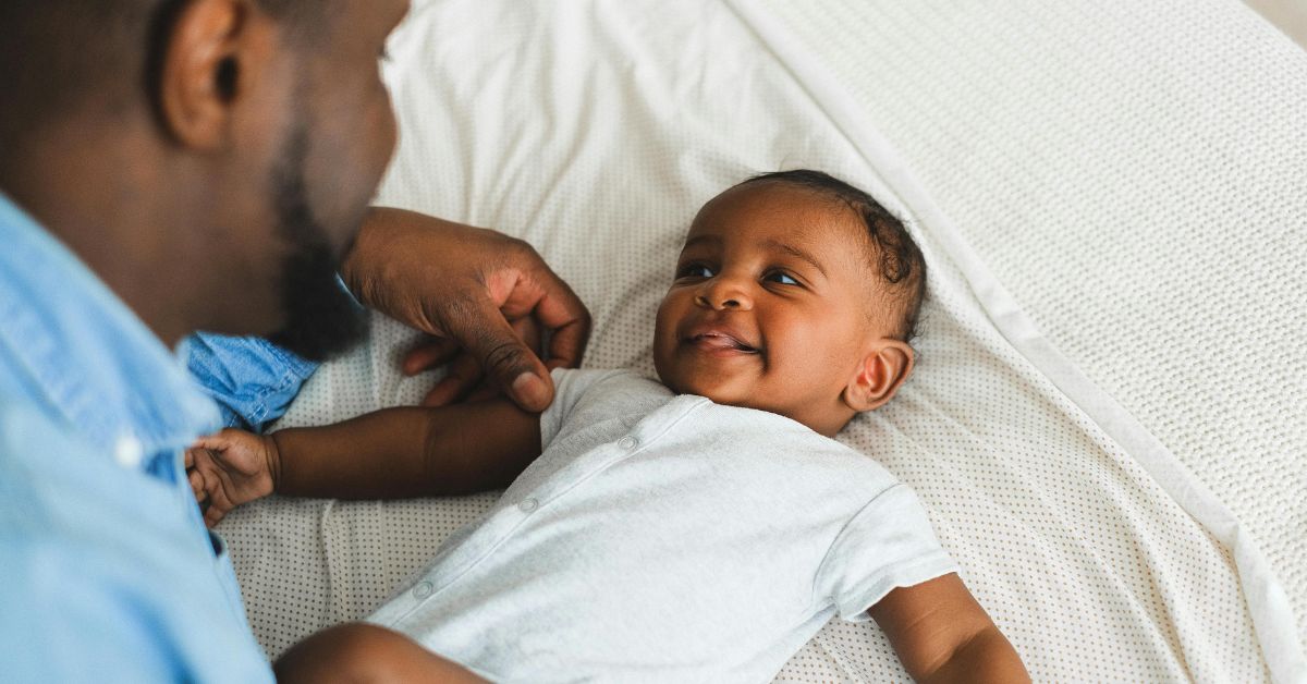 Pai interage com bebê durante licença-paternidade, fortalecendo vínculo familiar nos primeiros dias de vida