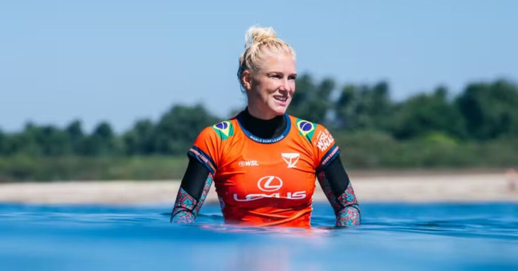 Tatiana Weston-Webb competindo no circuito mundial e debate sobre maternidade no surfe profissional