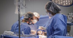 Brasil passa a produzir medicamento para transplantados e reforça acesso no SUS