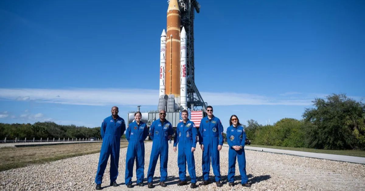 Tripulação da missão Artemis II em frente ao foguete SLS da NASA antes do lançamento à Lua