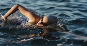 Natação fortalece o coração e pode ir além da corrida, aponta estudo