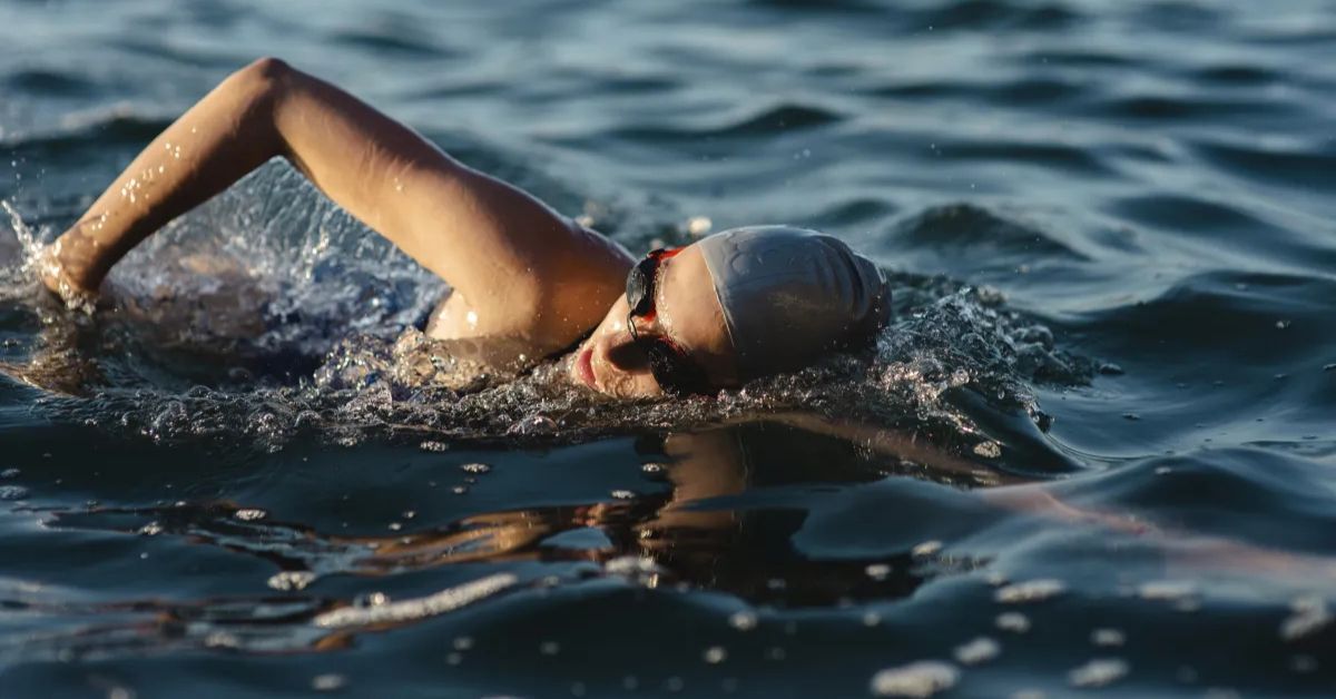 natação fortalece o coração durante treino em água aberta