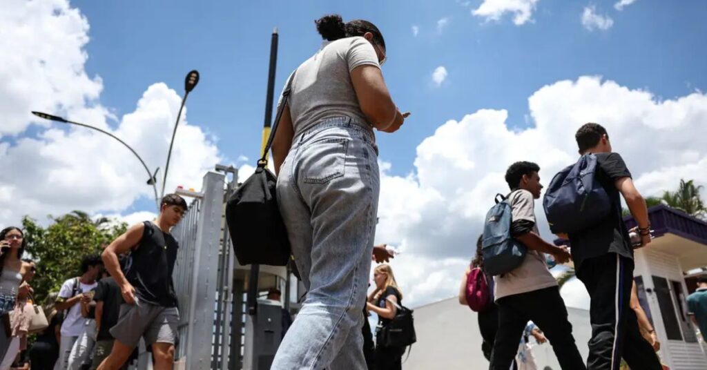 Estudantes acessam certificado digital do ensino médio após resultado do Enem