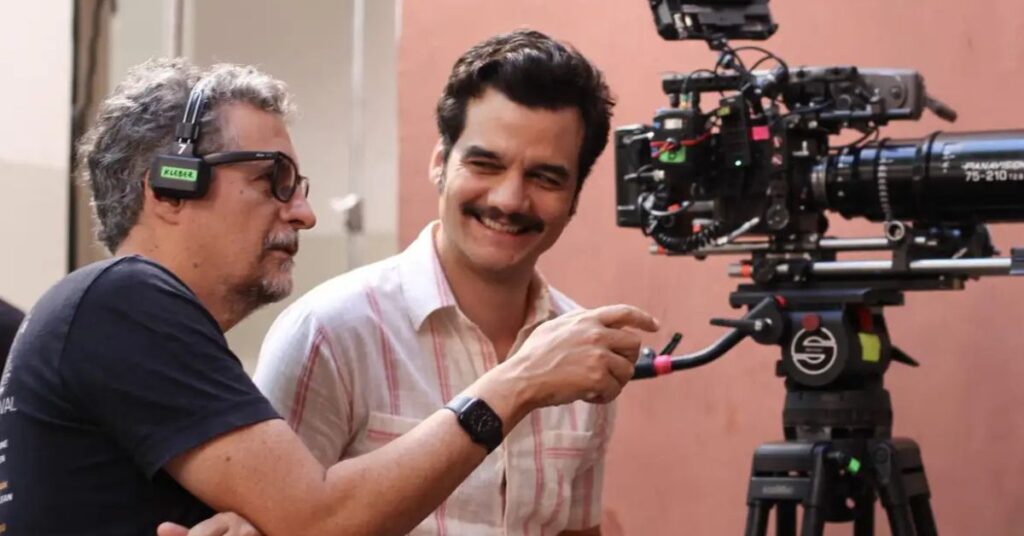 Cena de bastidores de O Agente Secreto com equipe de filmagem e câmera profissional