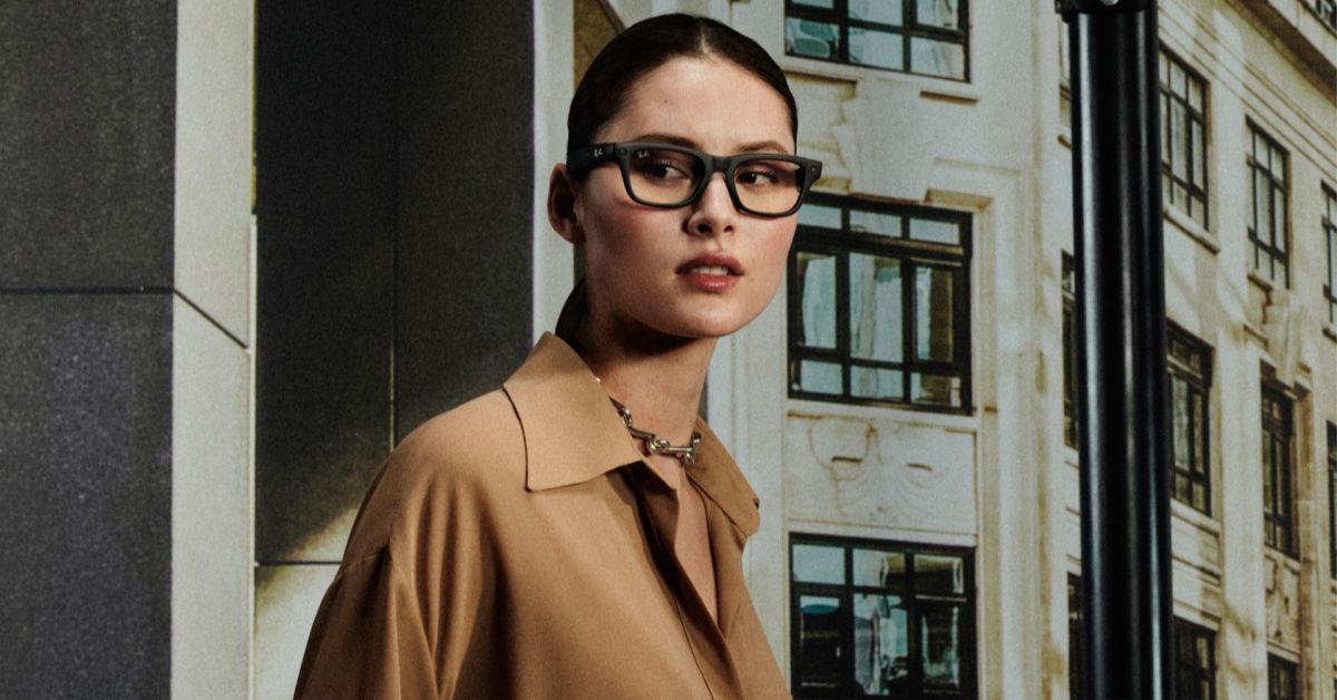 Mulher usando óculos Meta com IA da Ray-Ban em ambiente urbano