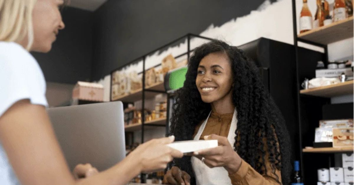 pequenos negócios femininos no Brasil com empreendedora atendendo cliente
