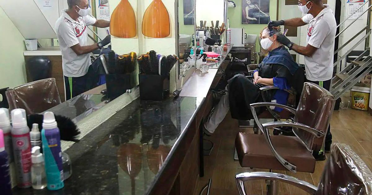 profissional atende cliente em salão representando pequenos negócios no Brasil