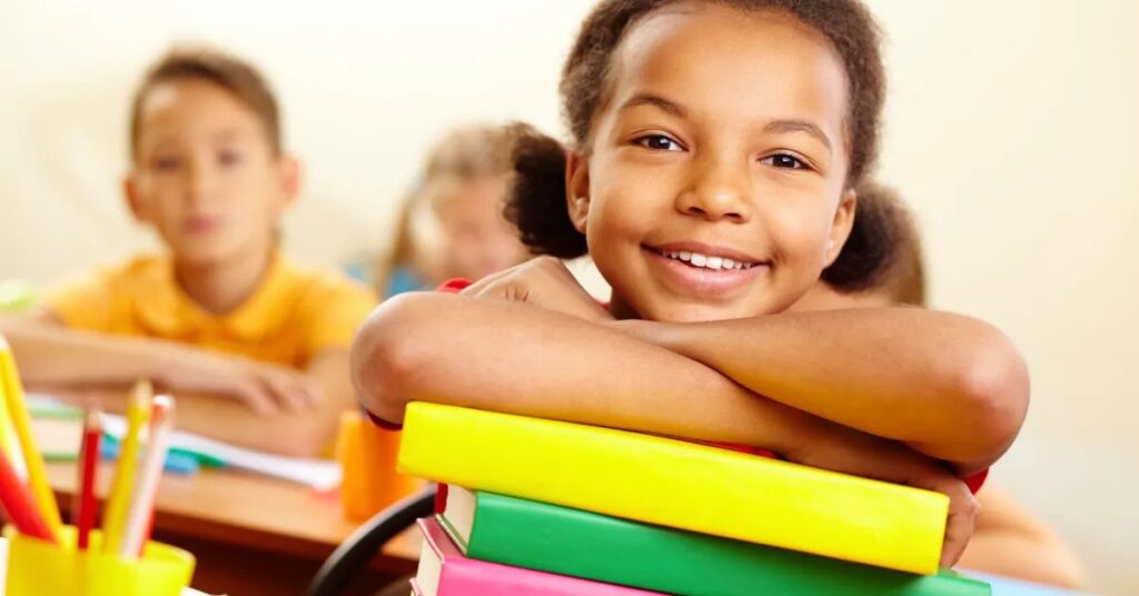 Plano Nacional de Educação alunos em sala de aula com livros