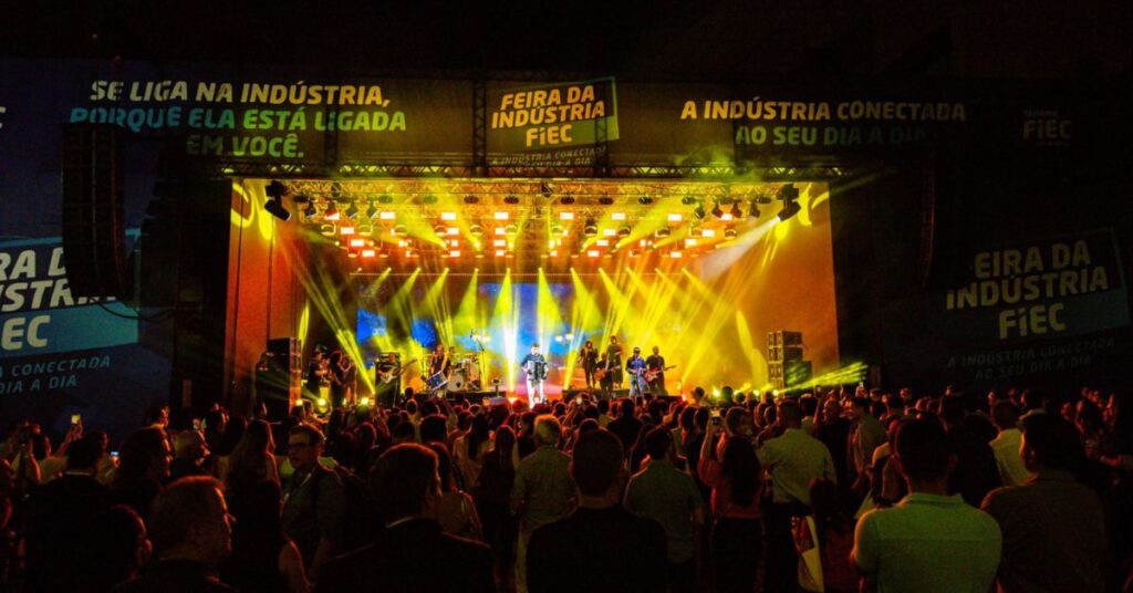 Público acompanha show no primeiro dia da Feira da Indústria no Centro de Eventos do Ceará