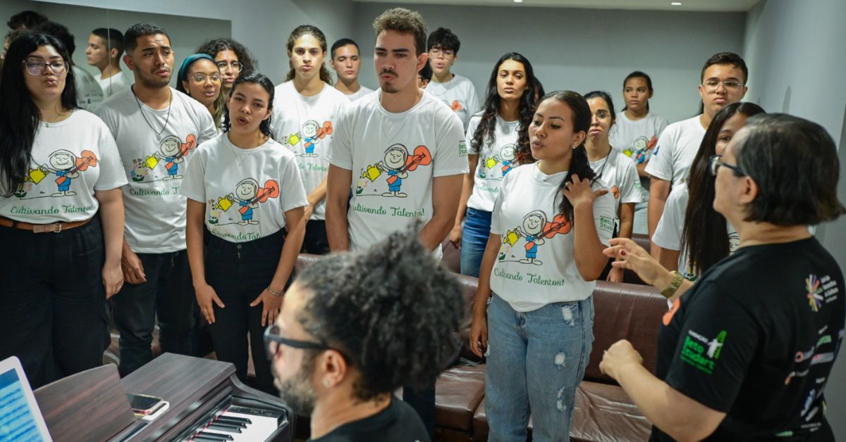 Projeto Cultivando Talentos oferece formação musical gratuita para jovens em Fortaleza.