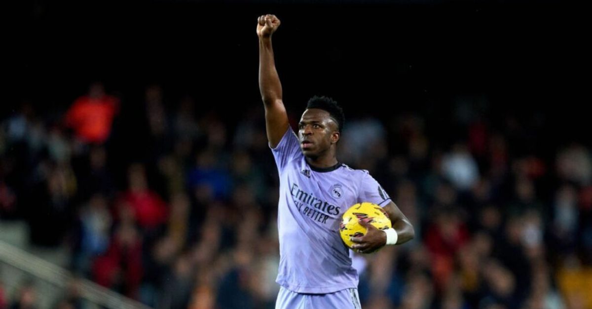 racismo no esporte jogador gesto contra discriminação em campo