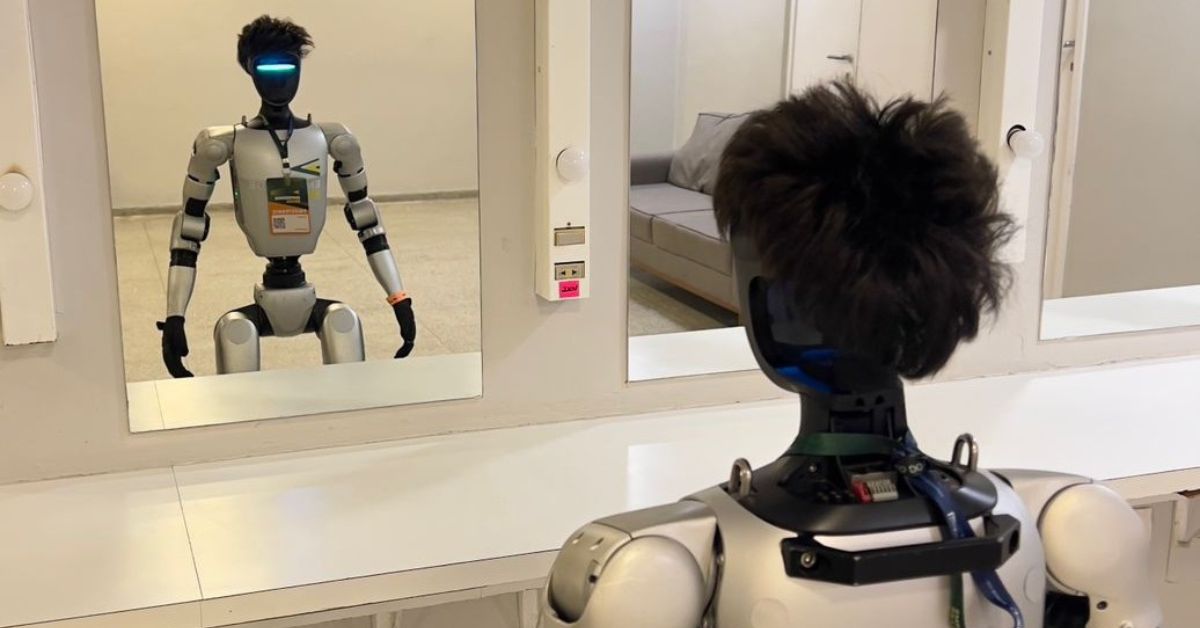 Robôs humanoides interagem com o público na Feira da Indústria FIEC em Fortaleza