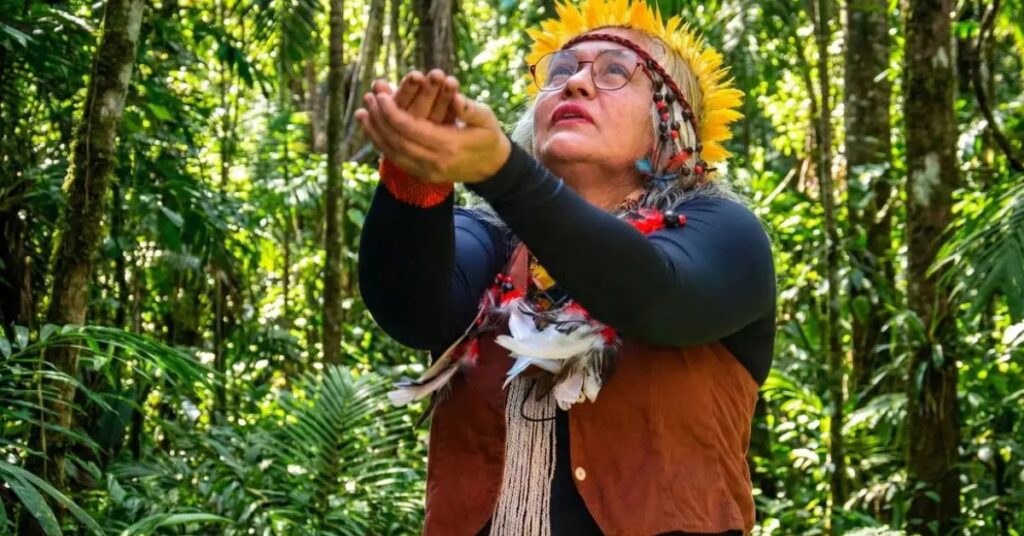 saberes indígenas em expressão cultural com grafismo e elementos tradicionais na floresta