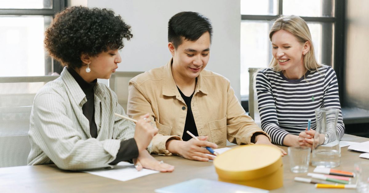 estudantes em reunião sobre salário mínimo para estágio