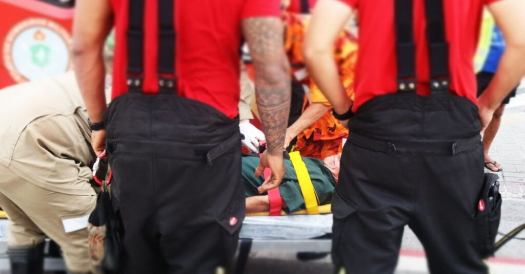 simulado de evacuação por incêndio com equipe realizando resgate em Fortaleza