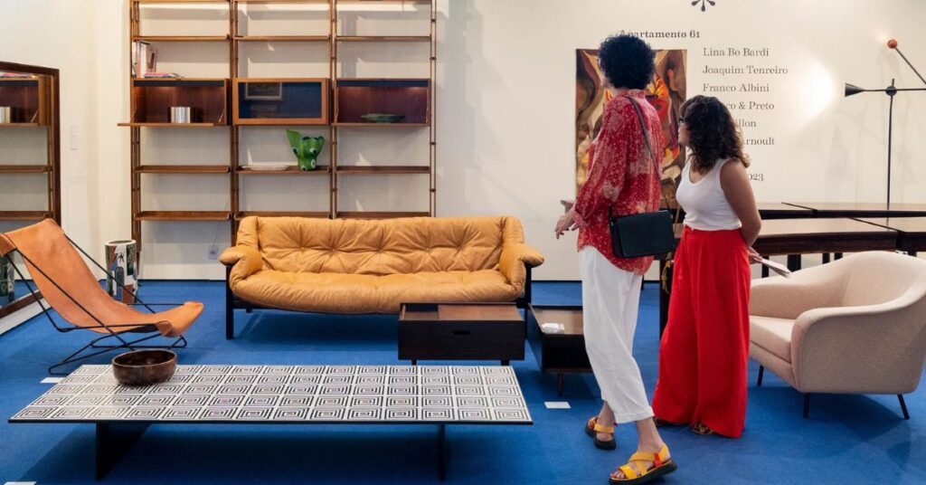 SP-Arte 2026 destaca design brasileiro com visitantes observando mobiliário autoral no Pavilhão da Bienal