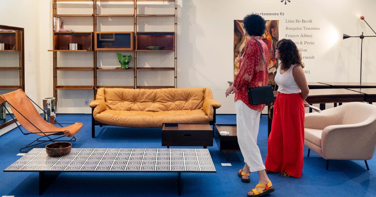 SP-Arte 2026 destaca design brasileiro com visitantes observando mobiliário autoral no Pavilhão da Bienal