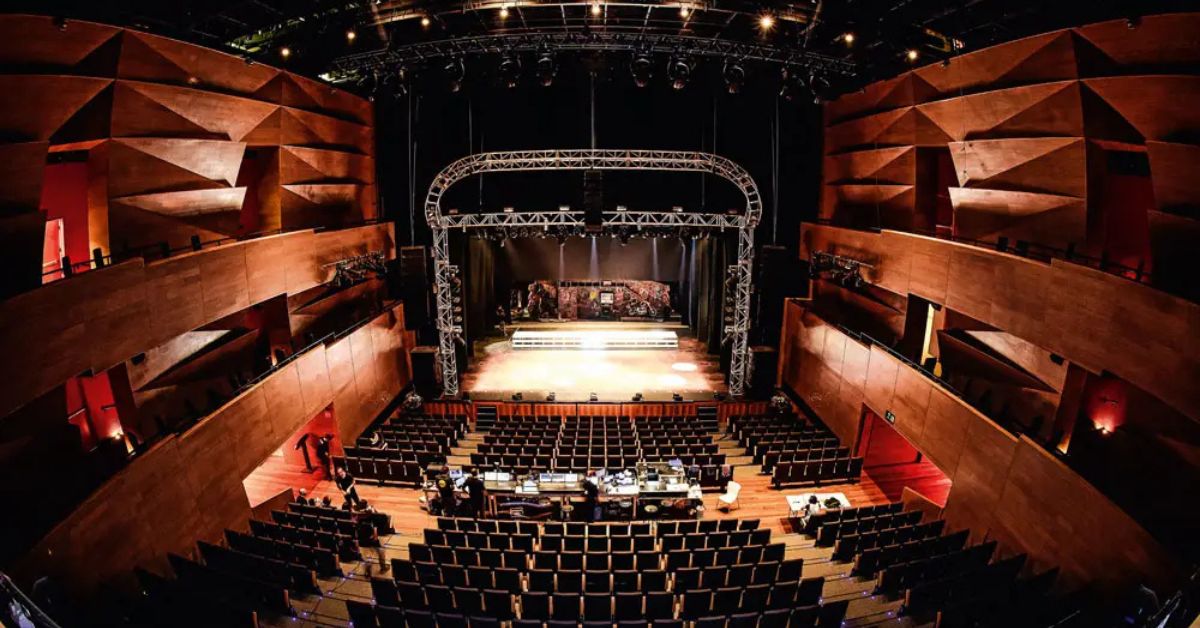interior do teatro Santander com palco iluminado e plateia adaptável em São Paulo