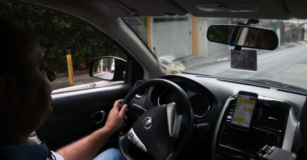 transparência em apps de corrida exibida no celular de motorista durante viagem