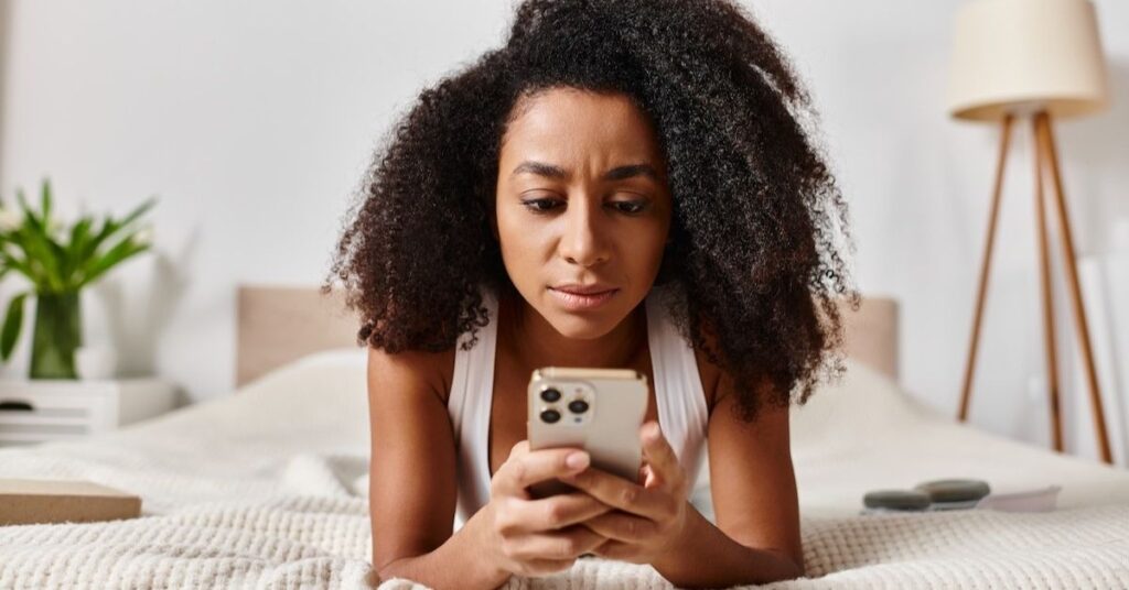 paciente utiliza smartphone em terapia com tecnologia aplicada ao tratamento de fobias