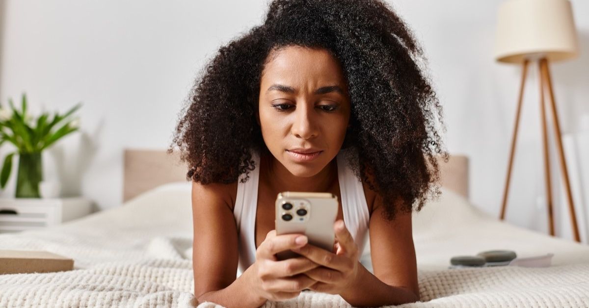 paciente utiliza smartphone em terapia com tecnologia aplicada ao tratamento de fobias