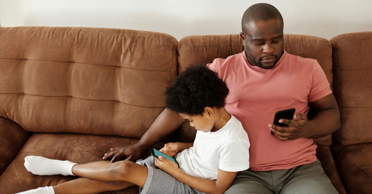 Pai acompanha uso do celular do filho com recurso de controle parental do WhatsApp para menores