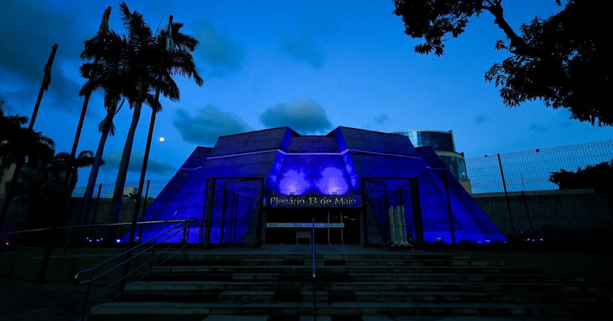 Plenário 13 de Maio iluminado de azul reforça visibilidade do autismo no Abril Azul