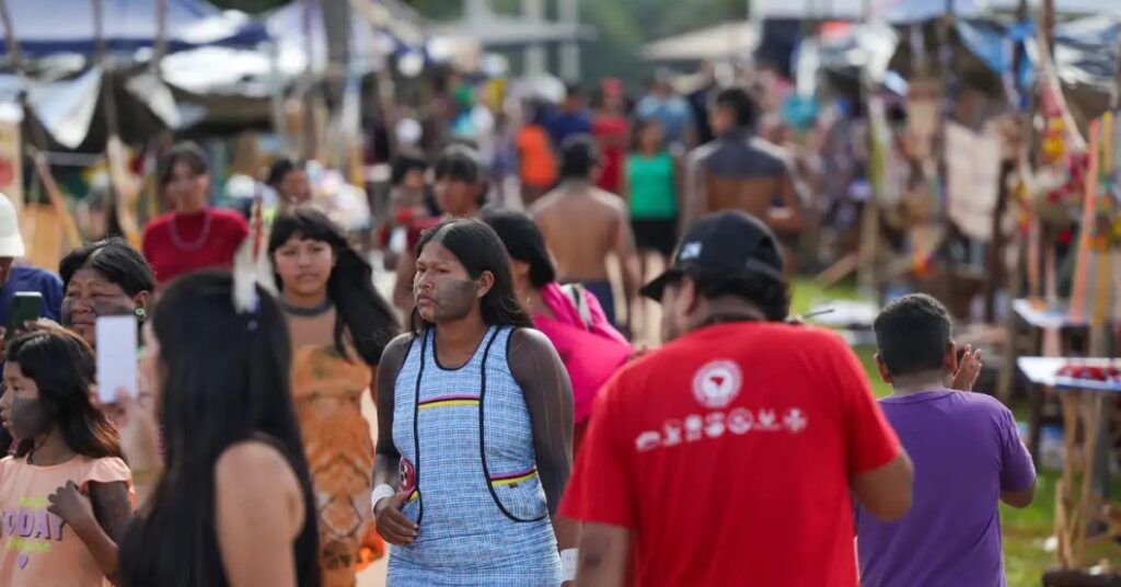 Indígenas reunidos no Acampamento Terra Livre 2026 em Brasília durante mobilização nacional