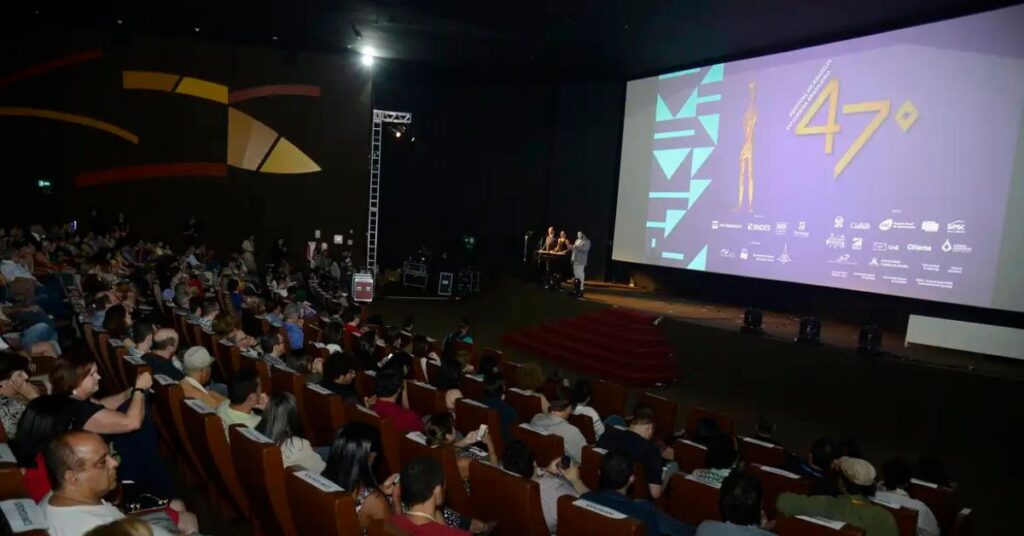 Público em sala de cinema durante evento no Brasil, representando avanço da acessibilidade no cinema