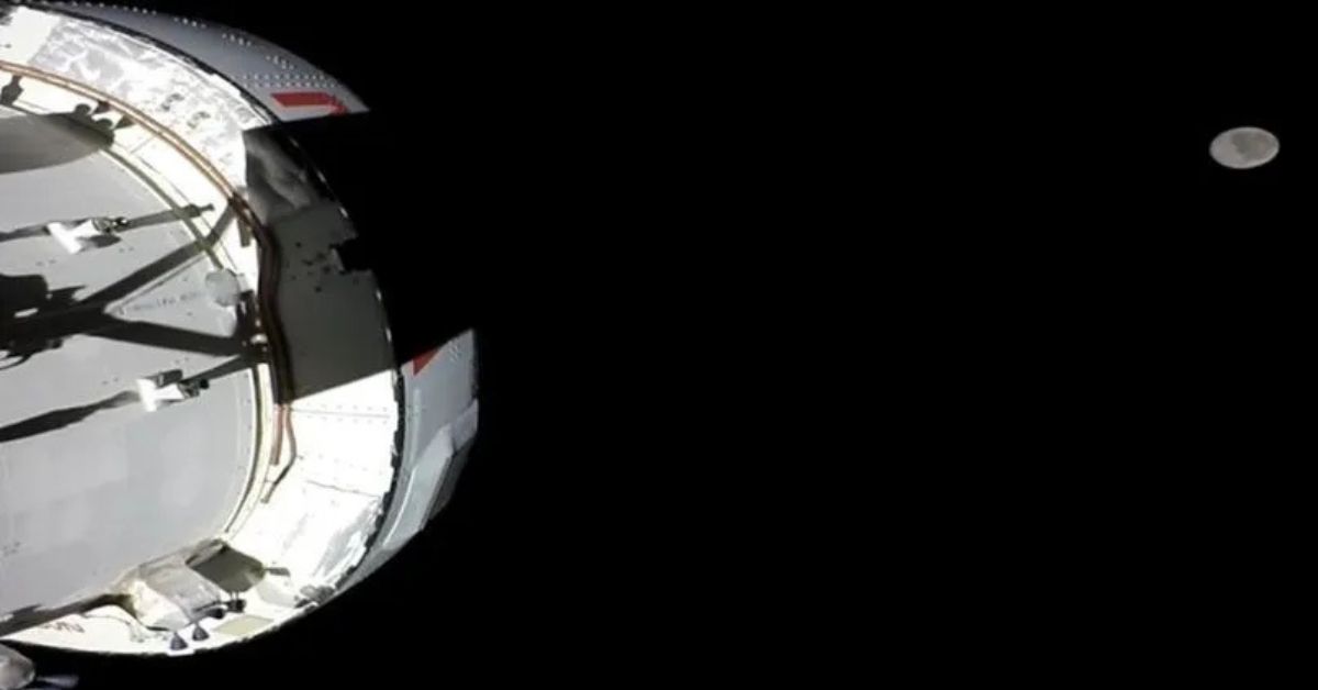 Cápsula Orion da missão Artemis II próxima da Lua no espaço profundo