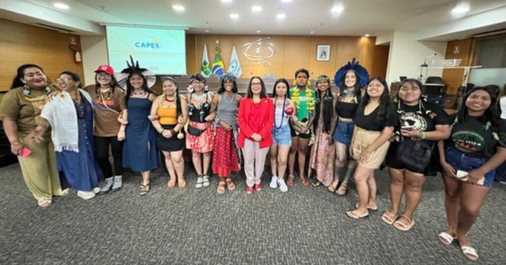 Estudantes indígenas reunidos em evento da Capes sobre bolsas para estudantes indígena na pós-graduação