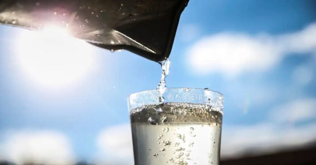 Água sendo servida em copo transparente, representando avanços do Brasil no Global Water Awards