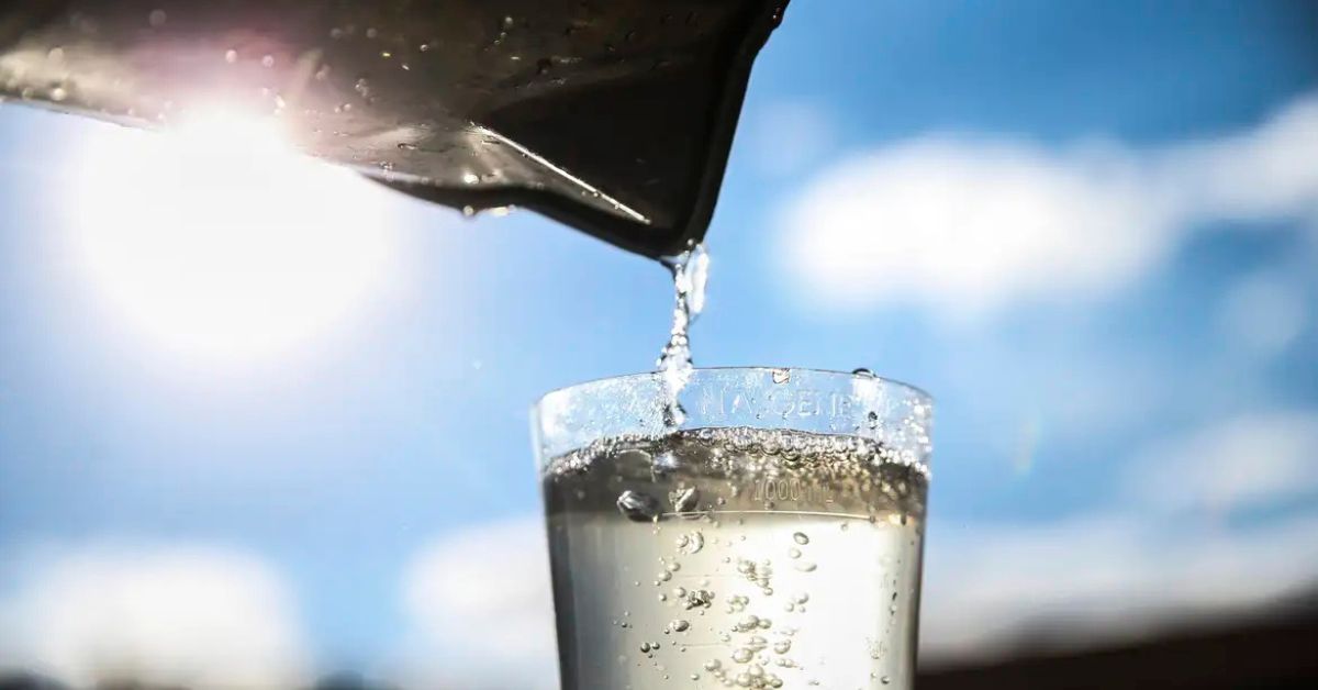 Água sendo servida em copo transparente, representando avanços do Brasil no Global Water Awards