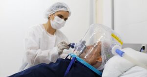 Capacete Elmo reduz intubação em até 60% e desafoga UTIs no Brasil