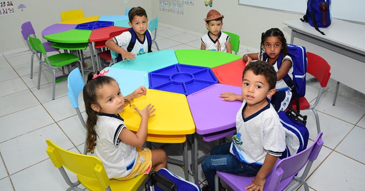 Crianças em sala de aula de educação infantil em creches participando de atividades escolares
