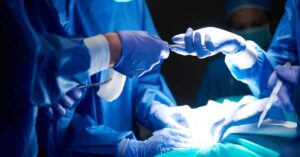 Cateterismo cardíaco reduz mortes e pode substituir cirurgia, diz estudo